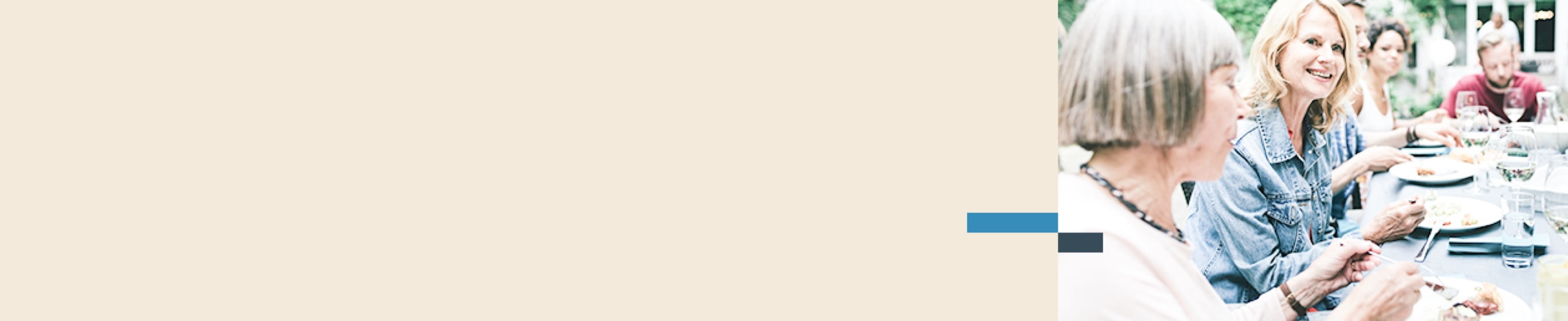 Femme partageant un repas avec sa famille