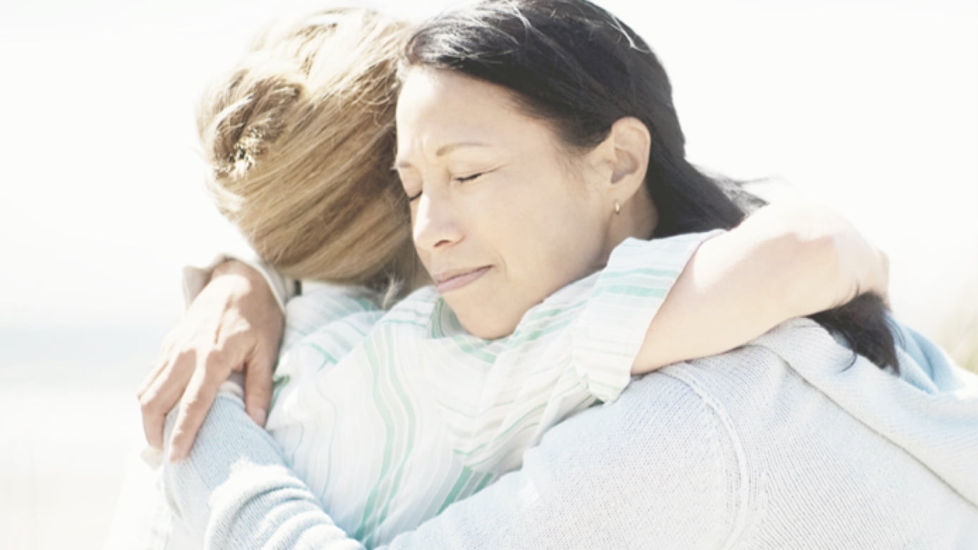 Deux femmes dans les bras l’une de l’autre
