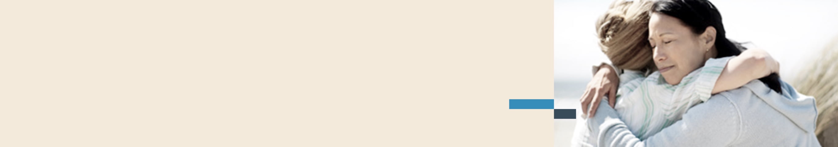 Deux femmes se donnant une accolade