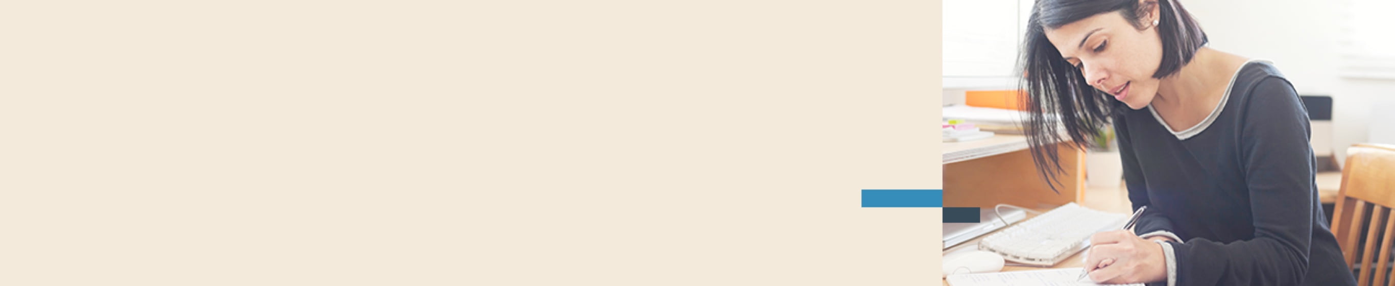 Femme prenant des notes