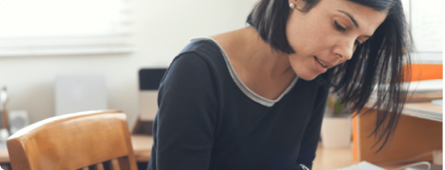 Femme prenant des notes