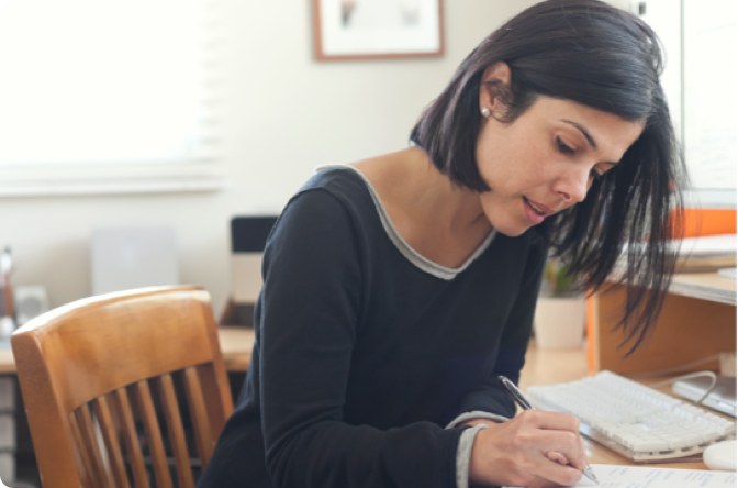 Femme prenant des notes 