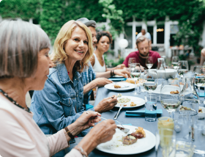 Femme partageant un repas avec sa famille