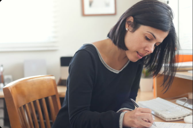 Femme prenant des notes 